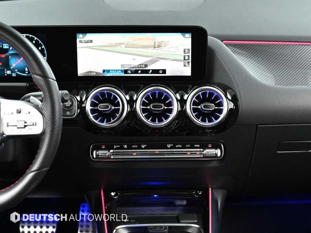 Mercedes-Benz GLA-Class — photo 14