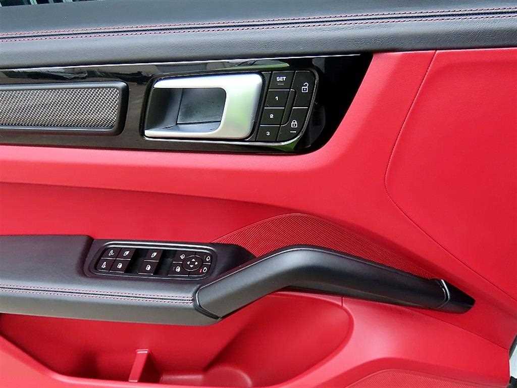 Porsche Cayenne — photo 12