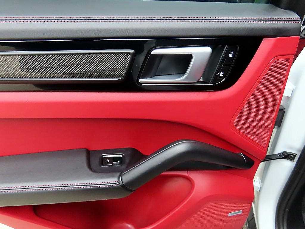 Porsche Cayenne — photo 16