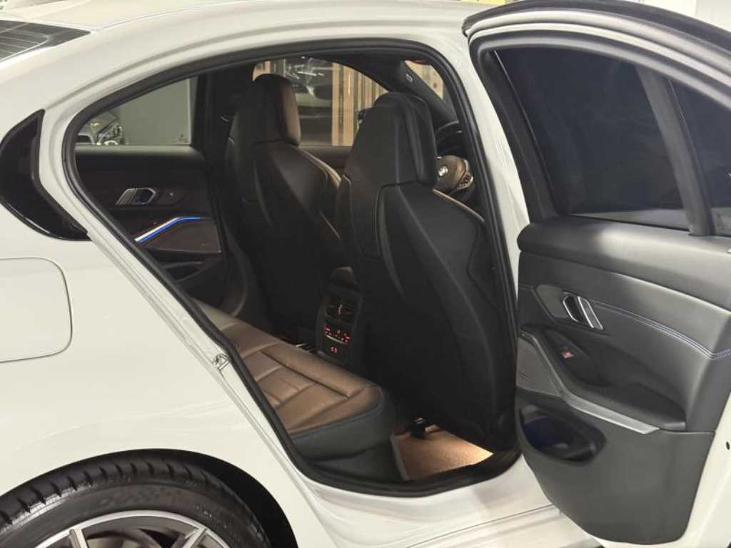 BMW 3-Series — photo 16