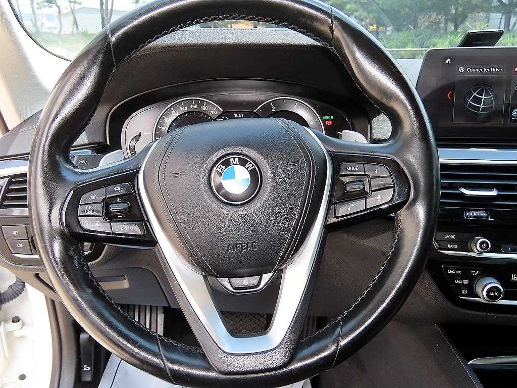 BMW 5-Series — photo 08
