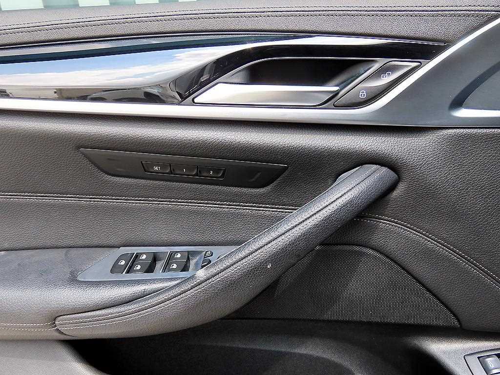 BMW 5-Series — photo 12