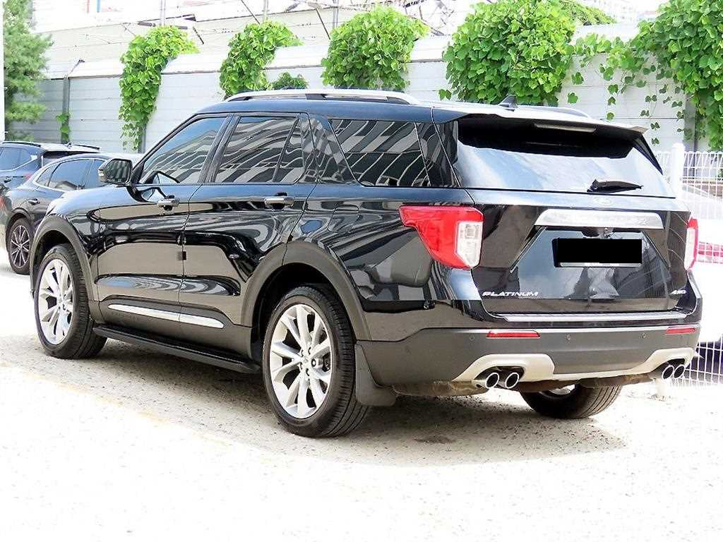 Ford Explorer — photo 03