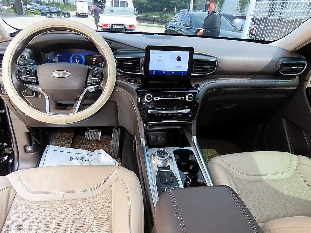 Ford Explorer — photo 07