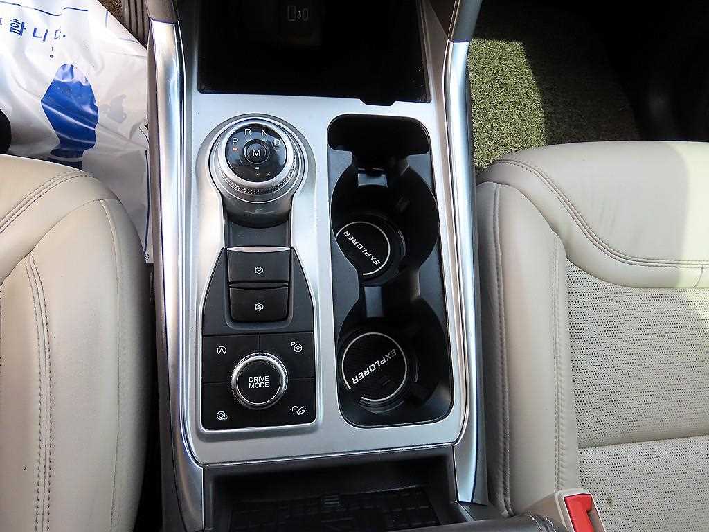 Ford Explorer — photo 10