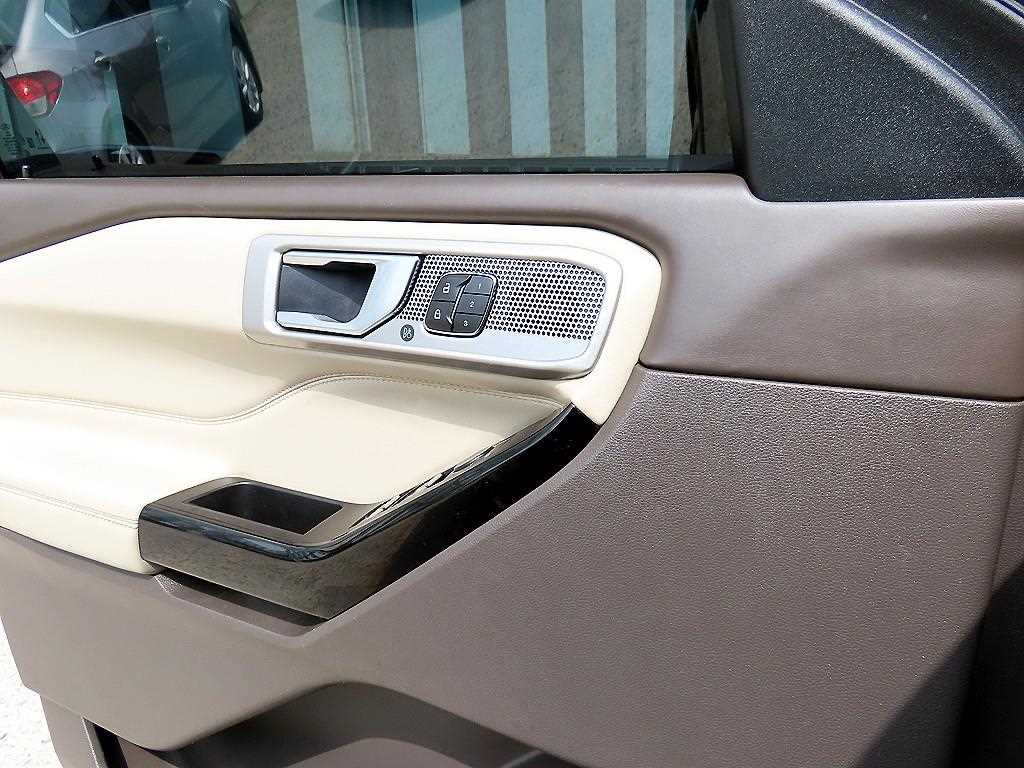 Ford Explorer — photo 11