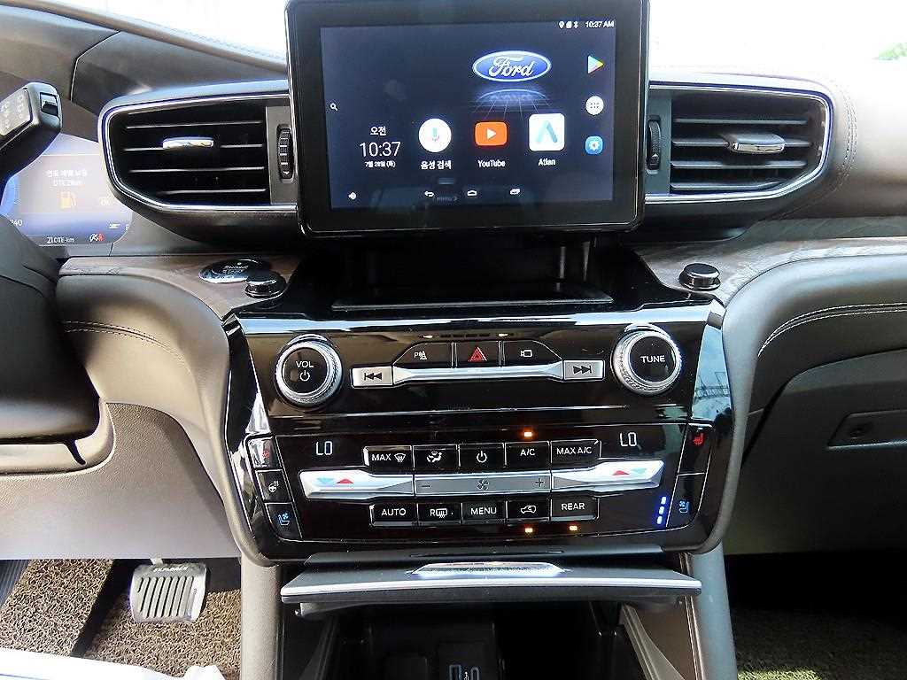 Ford Explorer — photo 12