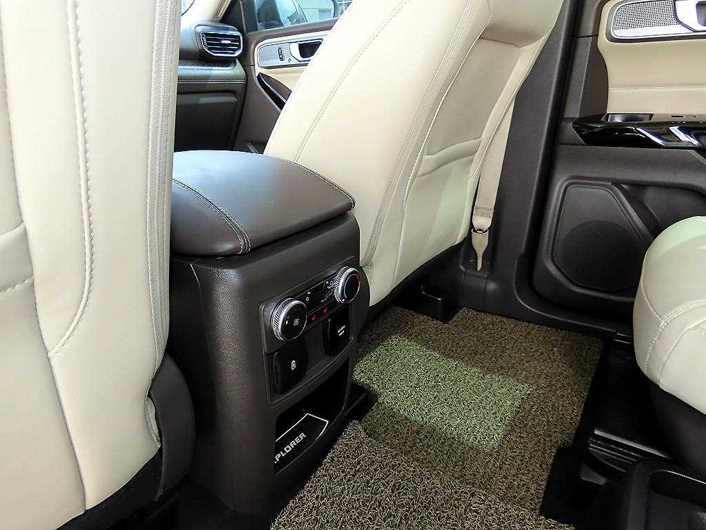 Ford Explorer — photo 15
