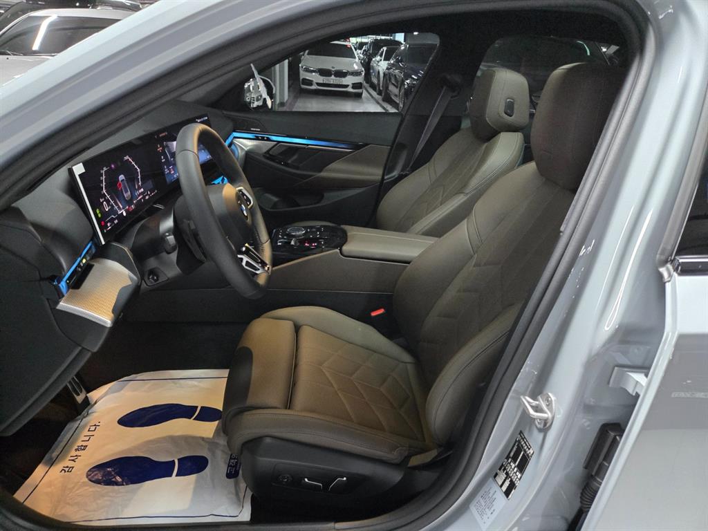 BMW 5-Series — photo 05