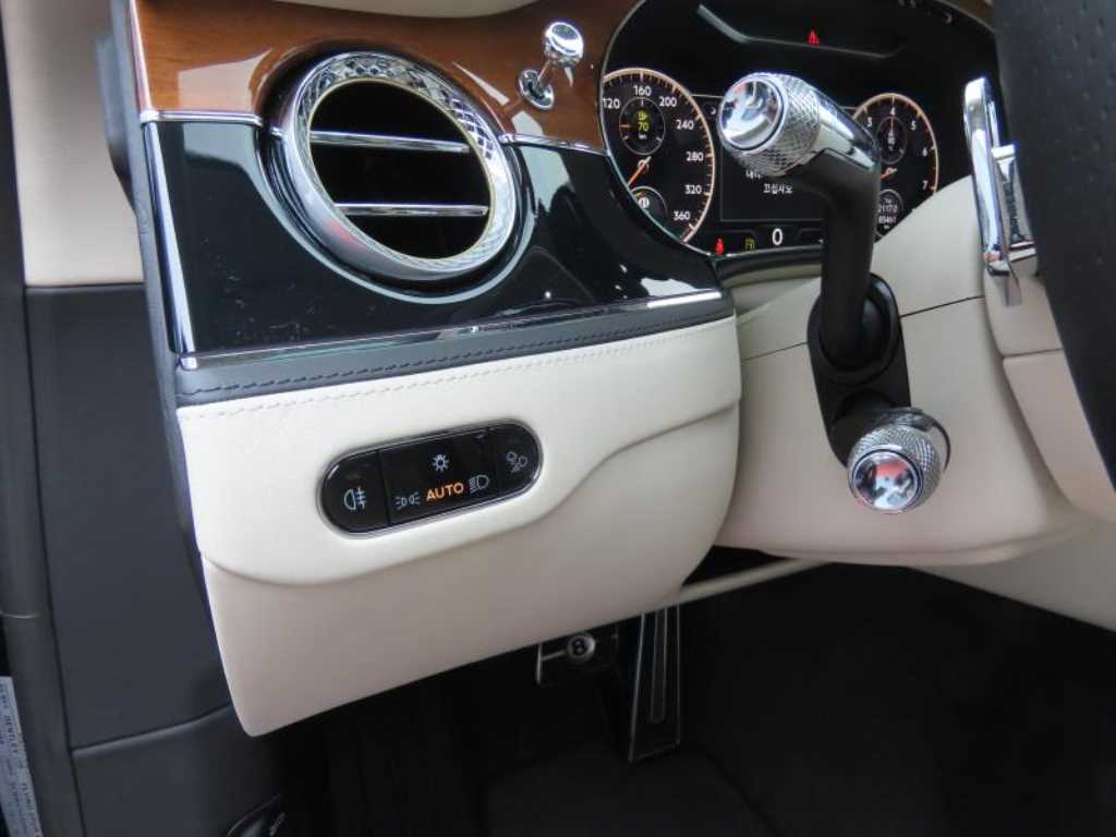 Bentley Flying Spur — photo 15