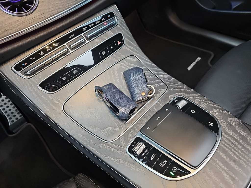 Mercedes-Benz E-Class — photo 10