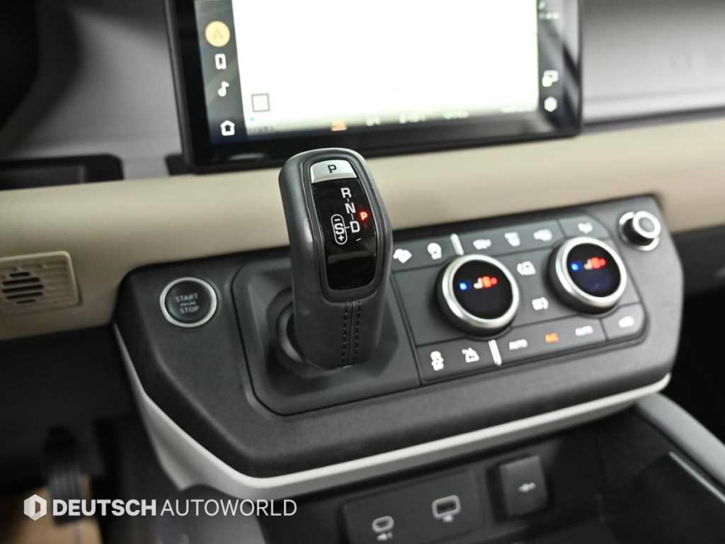 Land Rover Defender — photo 09