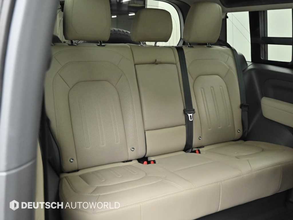 Land Rover Defender — photo 12