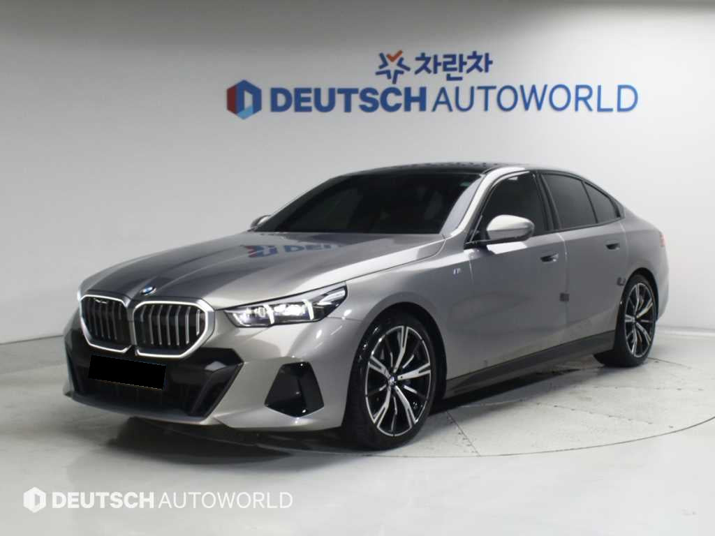 BMW 5-Series — photo 01