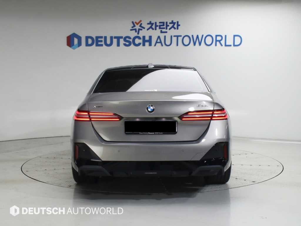BMW 5-Series — photo 04