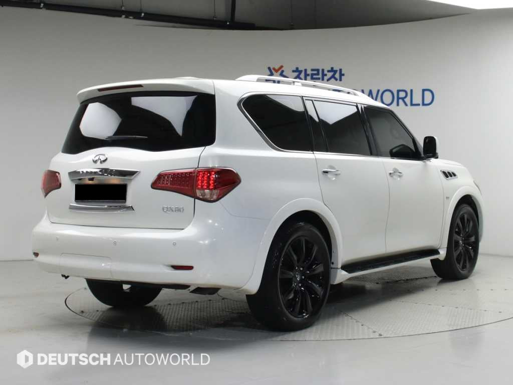 Infiniti QX80 — photo 02