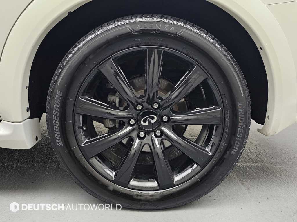 Infiniti QX80 — photo 05