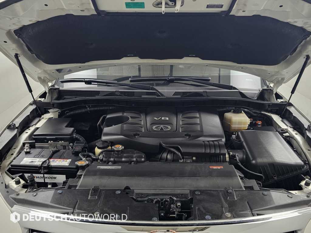 Infiniti QX80 — photo 06