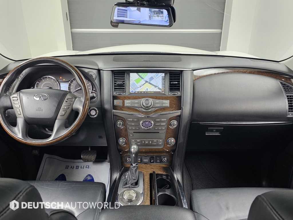Infiniti QX80 — photo 07