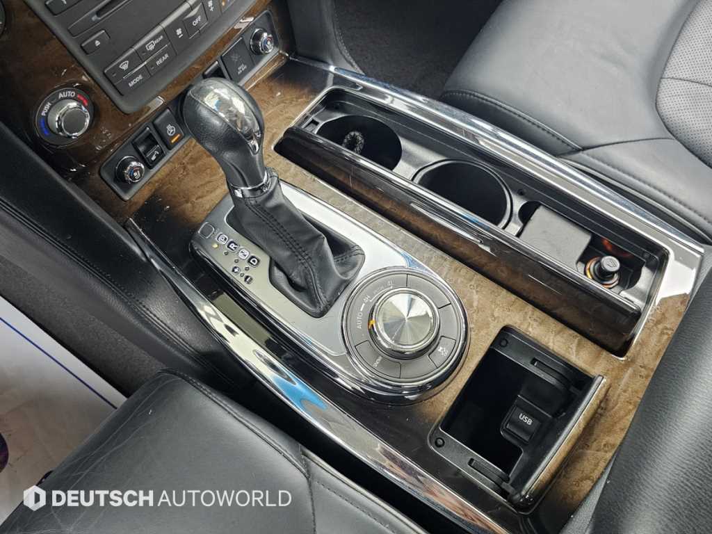 Infiniti QX80 — photo 09