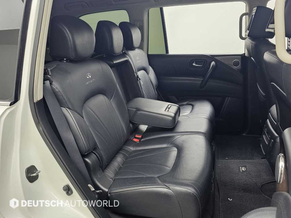 Infiniti QX80 — photo 12
