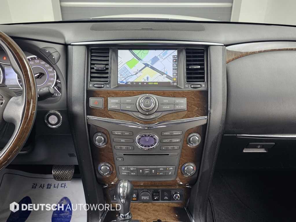 Infiniti QX80 — photo 14