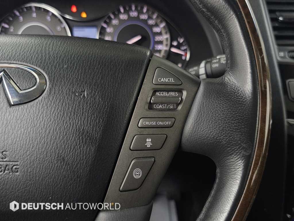 Infiniti QX80 — photo 17