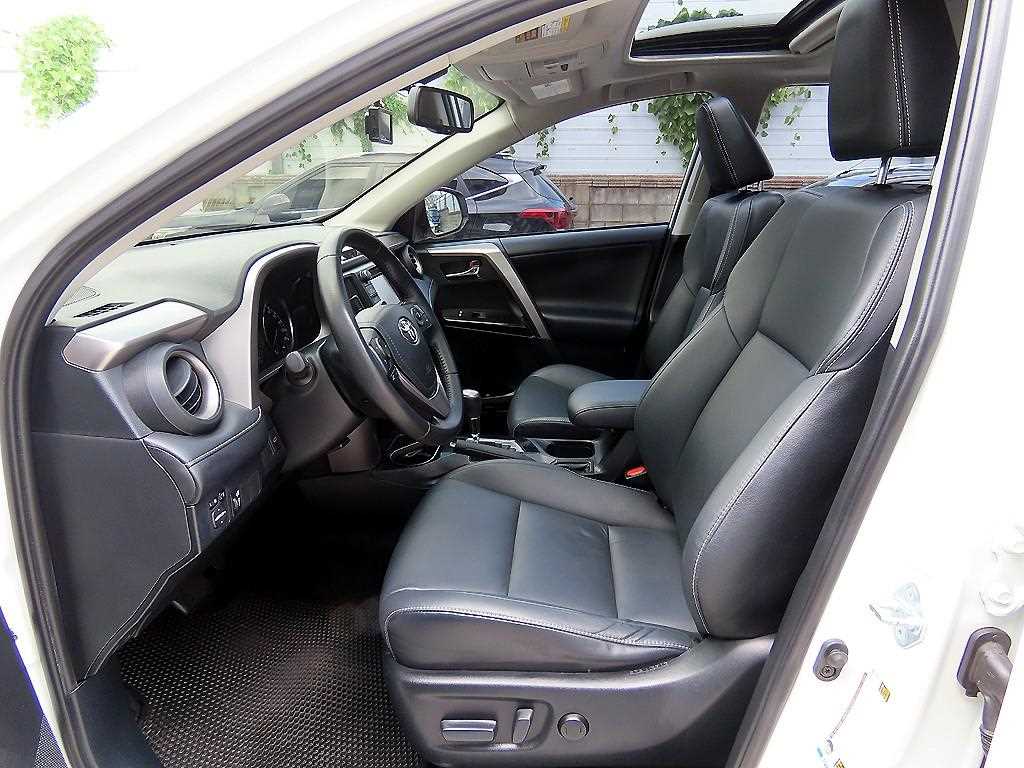 Toyota RAV4 — photo 06