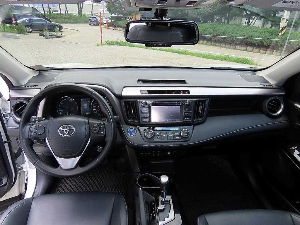 Toyota RAV4 — photo 08