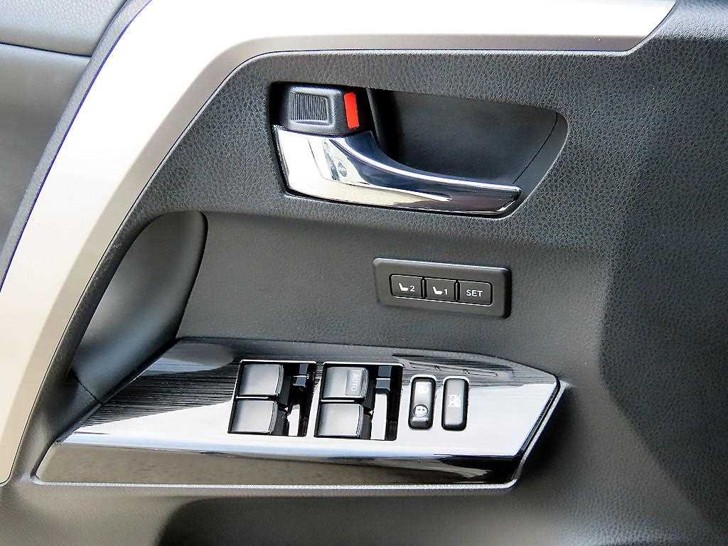 Toyota RAV4 — photo 12