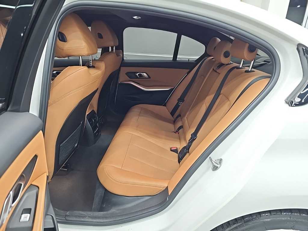 BMW 3-Series — photo 12
