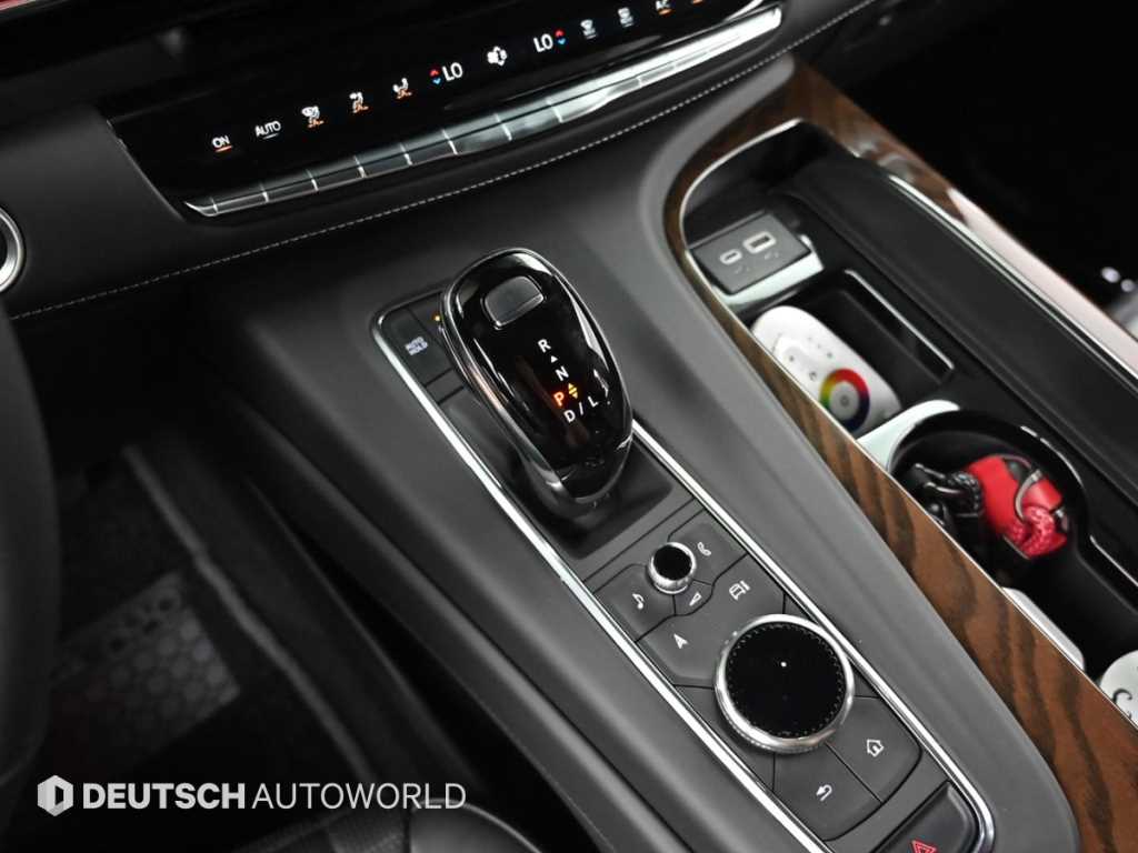 Cadillac Escalade — photo 09
