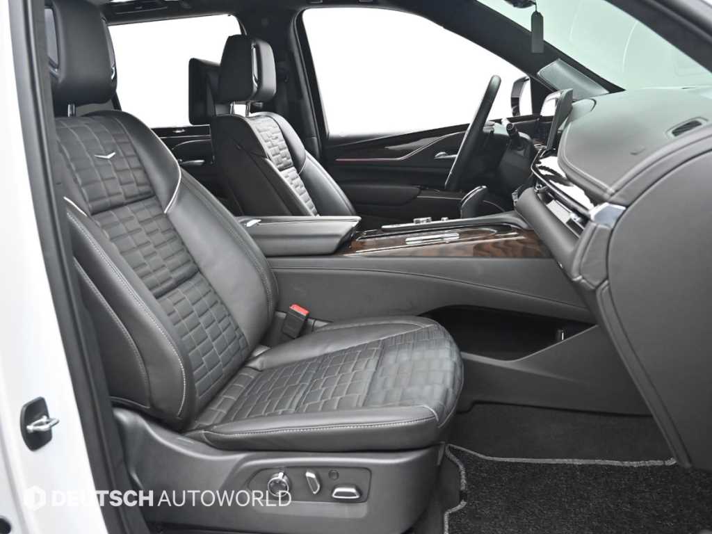 Cadillac Escalade — photo 10