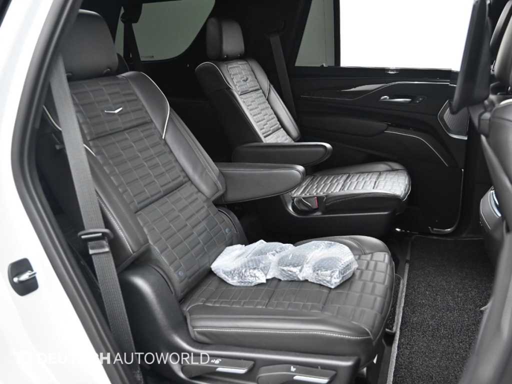 Cadillac Escalade — photo 12