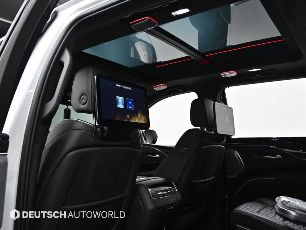 Cadillac Escalade — photo 18