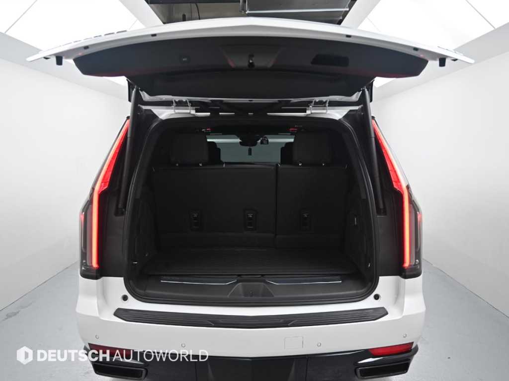 Cadillac Escalade — photo 19