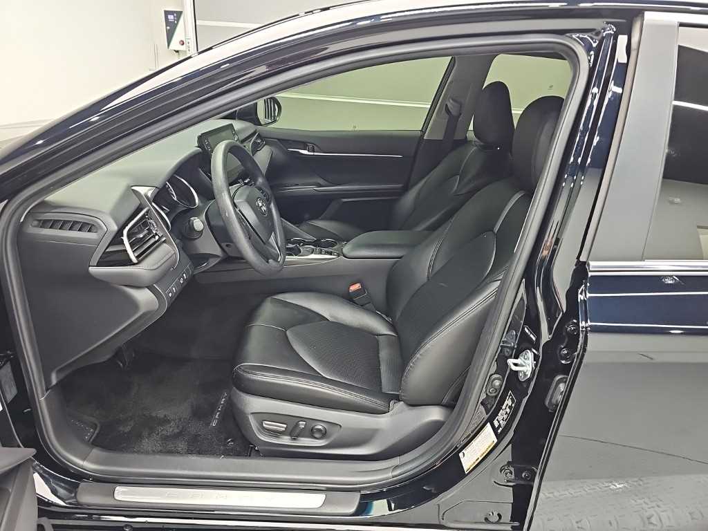 Toyota Camry — photo 11