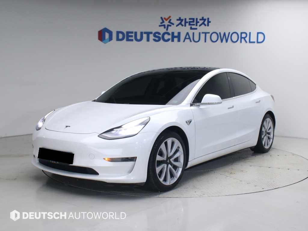 Tesla Model 3 — photo 01