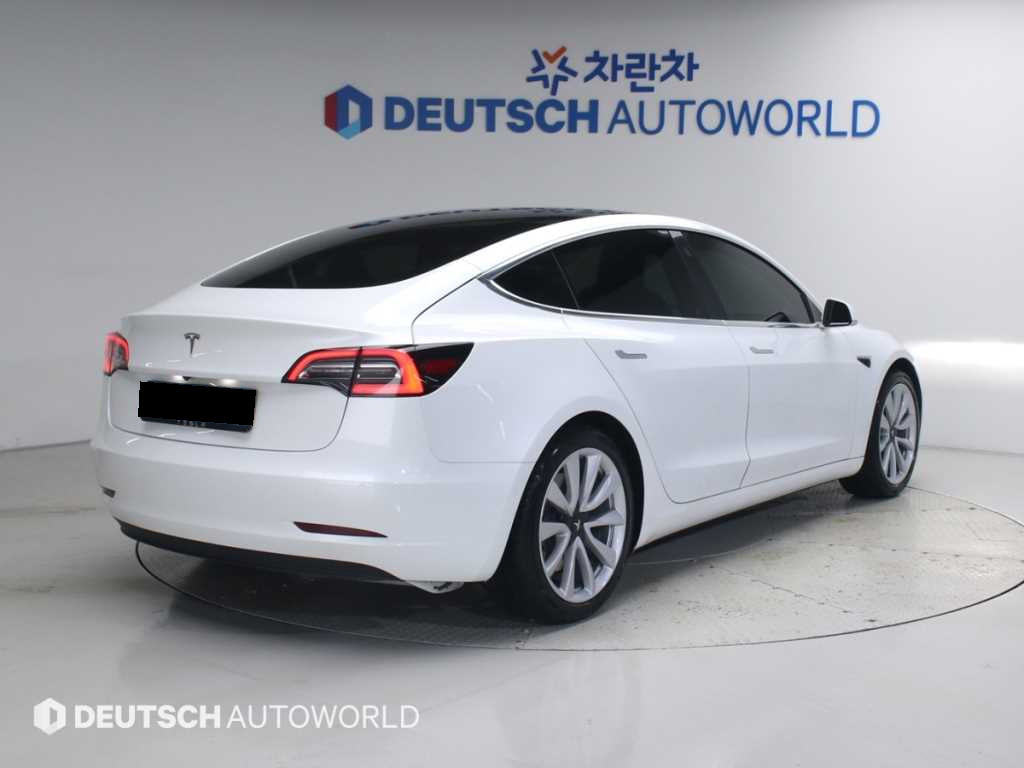 Tesla Model 3 — photo 02