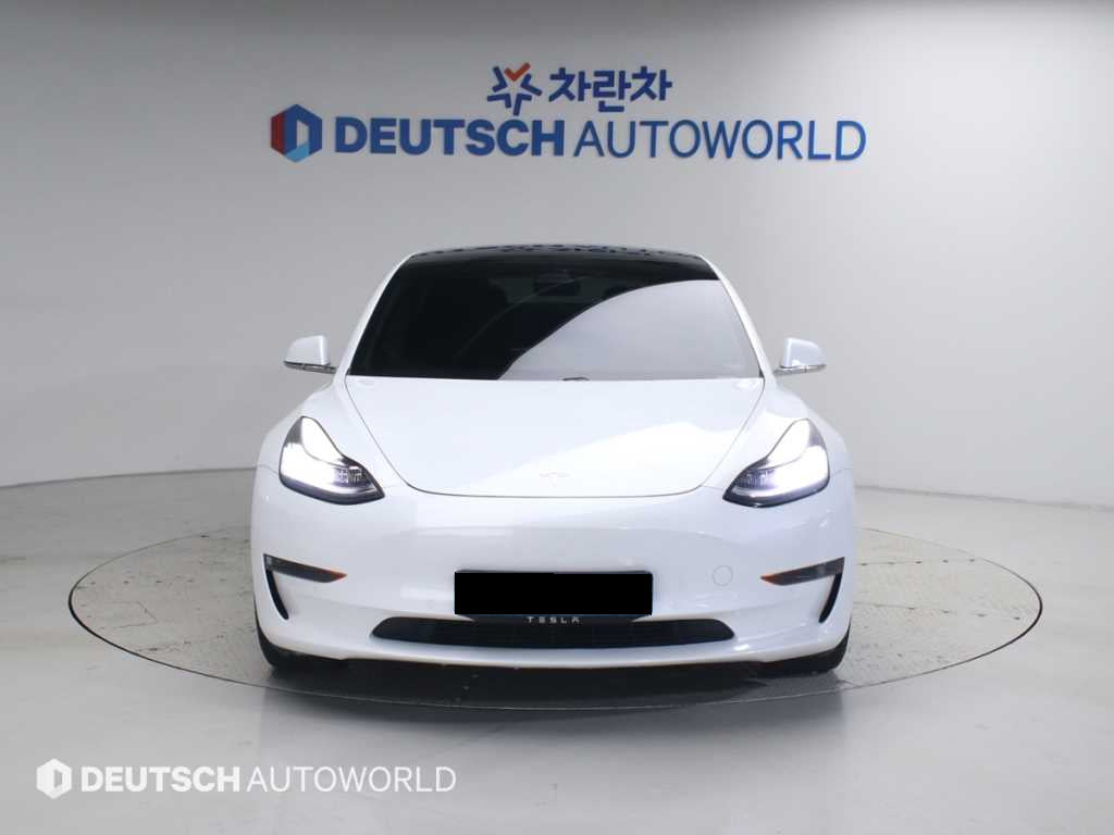 Tesla Model 3 — photo 03