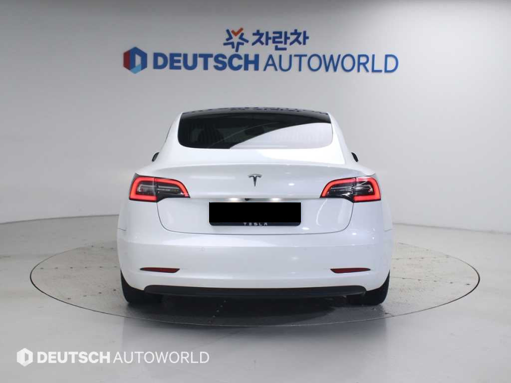 Tesla Model 3 — photo 04