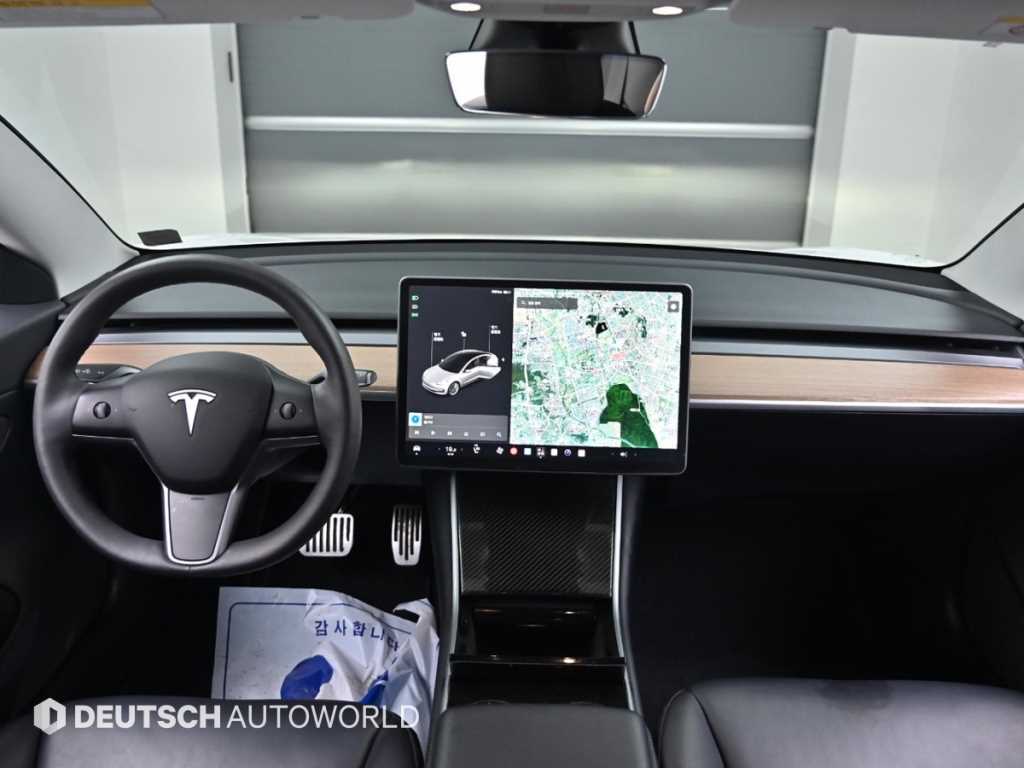 Tesla Model 3 — photo 07
