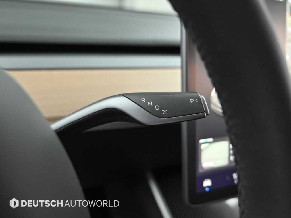 Tesla Model 3 — photo 09