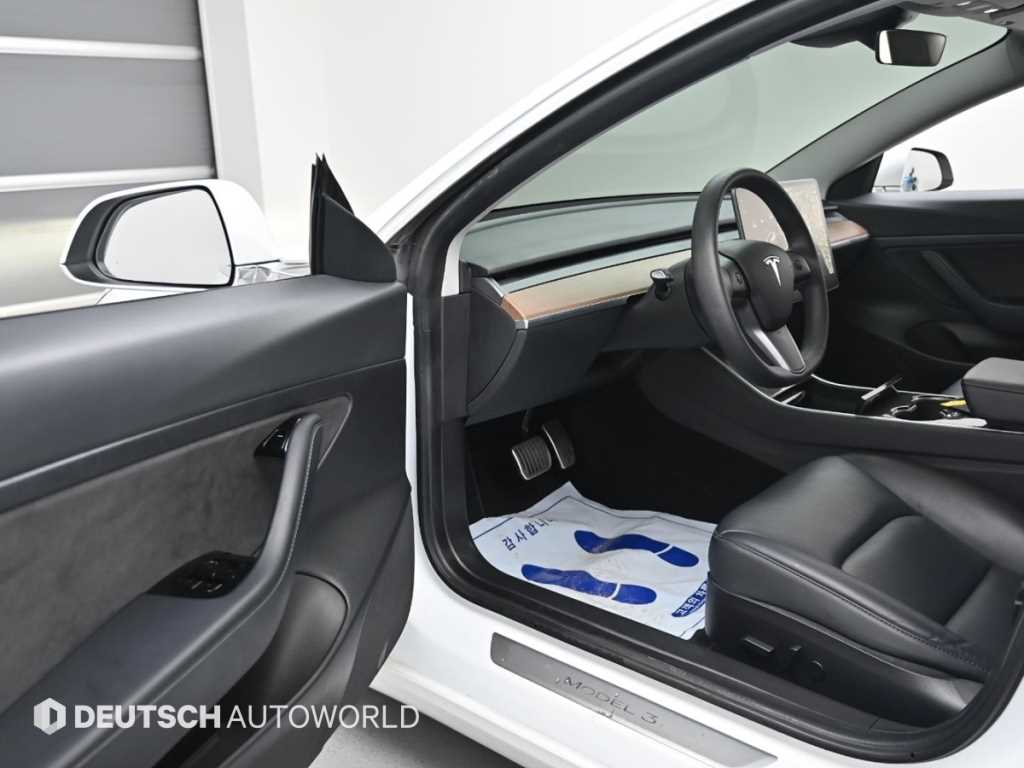 Tesla Model 3 — photo 11