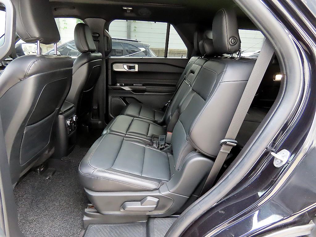 Ford Explorer — photo 06