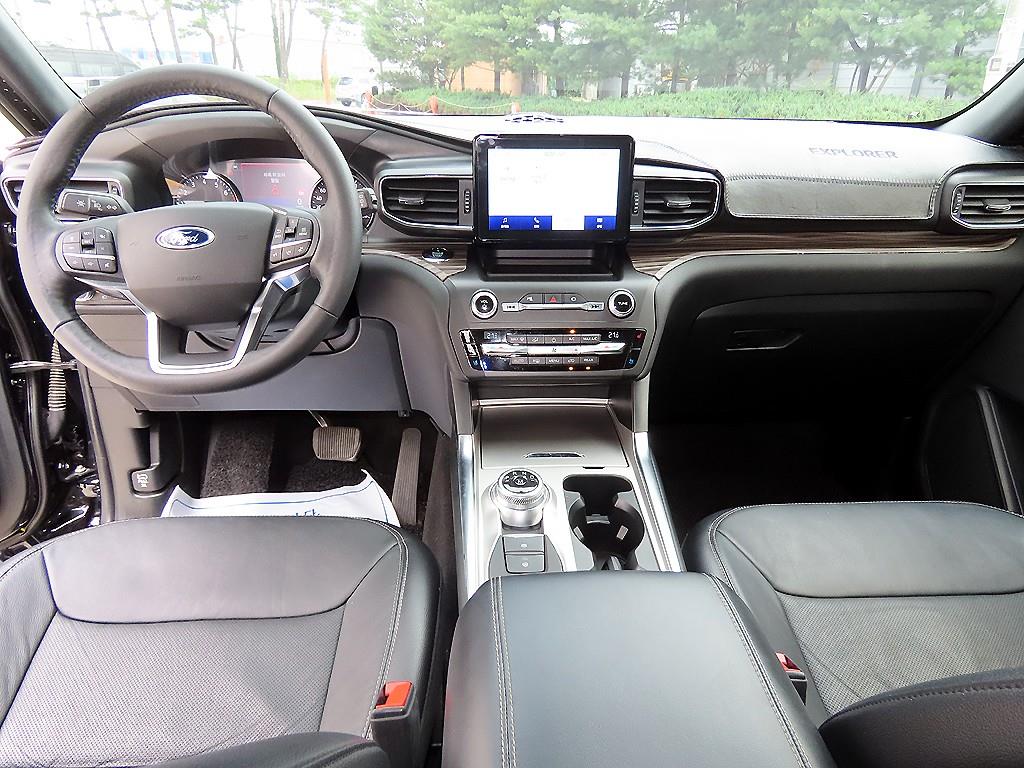 Ford Explorer — photo 07