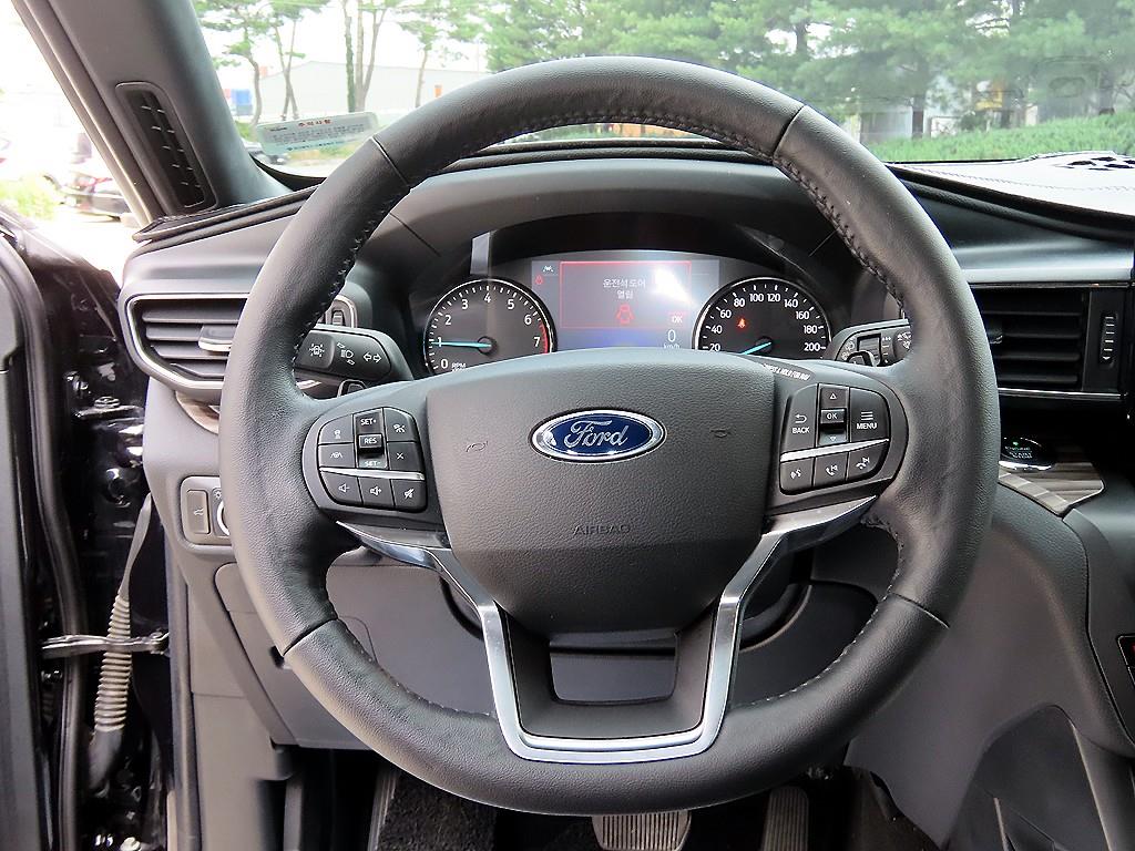 Ford Explorer — photo 08
