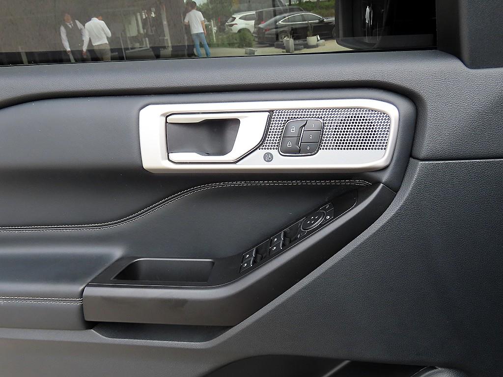 Ford Explorer — photo 11
