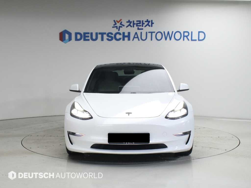 Tesla Model 3 — photo 03