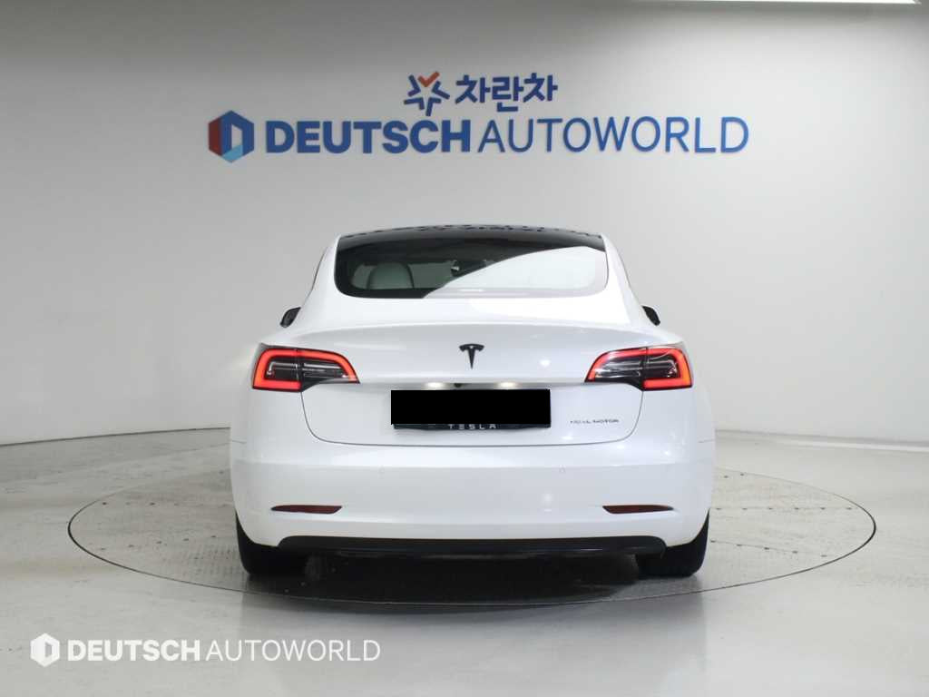 Tesla Model 3 — photo 04